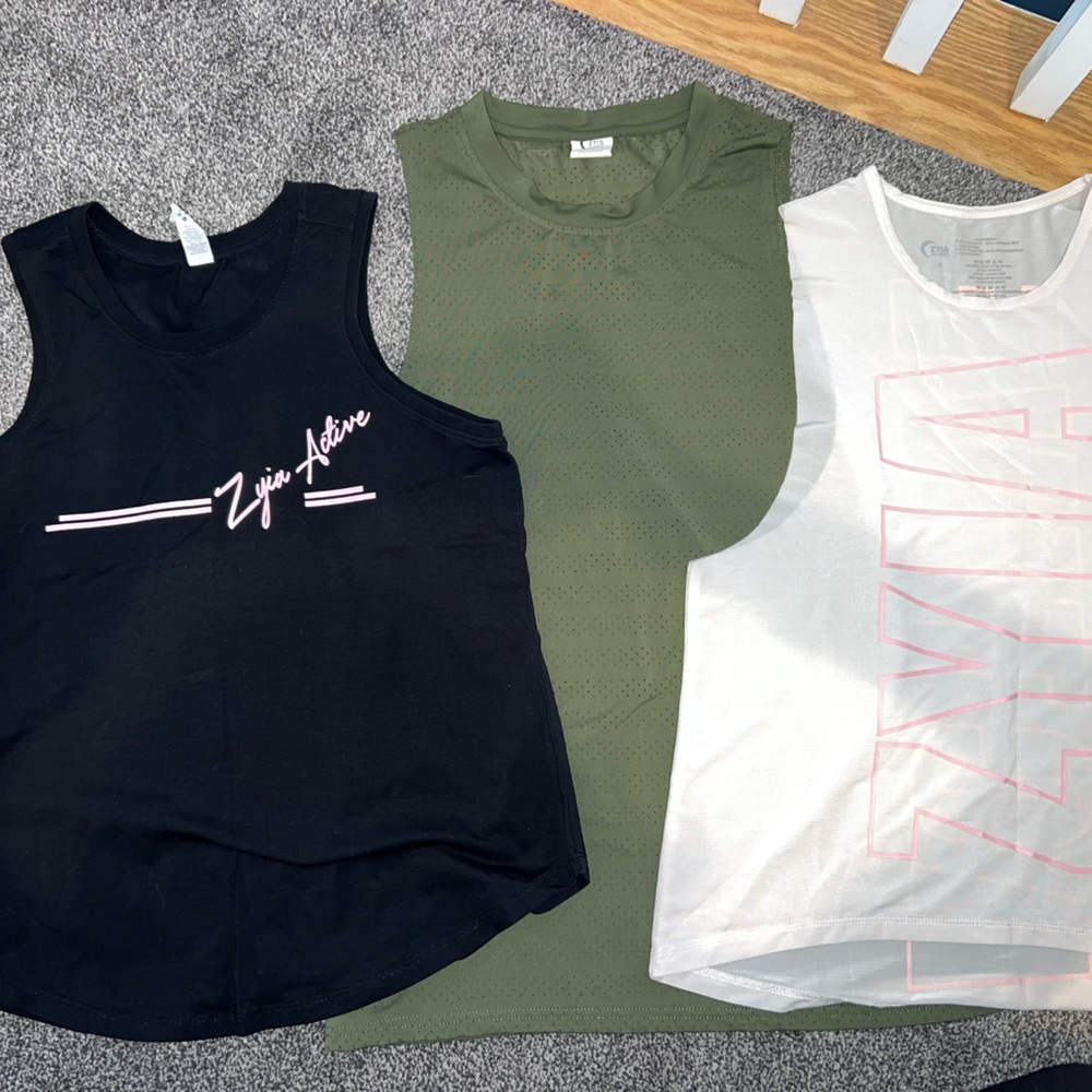 Zyia size small tanks, EUC